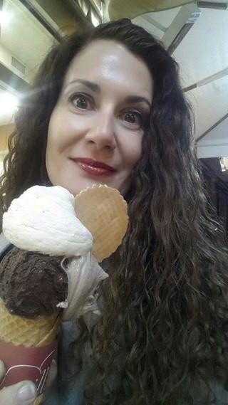 Arietta @ariettastraveltips enjoying a delicious gelato in Vanilla Gelati, Milan.