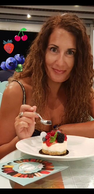 Arietta @ariettastraveltips enjoying a delicious cheesecake in Aktaion, Naxos, Cyclades.