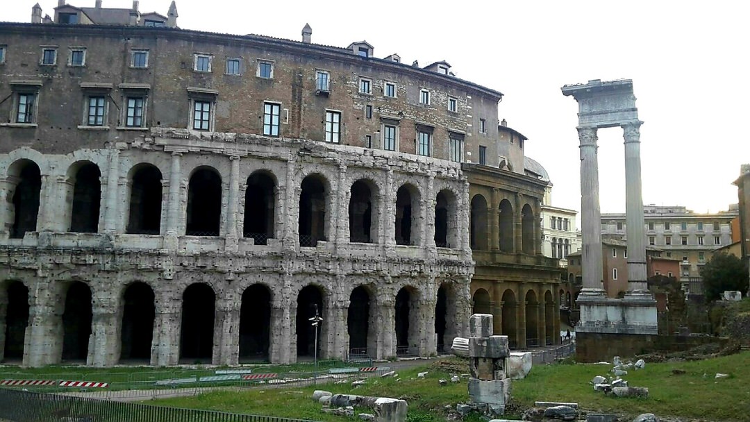 History becomes alive in the area that spreads from Forum Boarium to the Ghetto